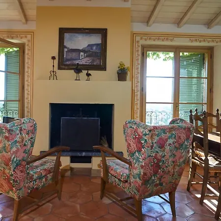Sleeps 4 Pool Air Con